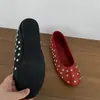 Sapatos femininos de sola reta com tachas de nicho, novos para primavera e outono de 2026, com sola macia, slip-on, sapatos pretos franceses para o dia a dia