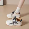 2026 nuevos tenis Forrest Gump de bloques de color estilo Hong Kong, zapatillas casual blancas con cordones para mujer, zapatillas de entrenamiento alemanas de suela gruesa para estudiantes