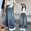 Pantalones Vaqueros Forrados de Felpa para Niñas 2026 Nuevo Estilo de Invierno Bordado de Corazón Pantalones de Pierna Ancha para Niños de Talla Mediana a Grande Estilo Coreano Pantalones Largos Cálidos Modernos