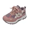 Zapatillas casuales de moda para niños, versátiles, de suela blanda, nuevo modelo de principios de otoño 2026, zapatillas de correr unisex para niños con retazos