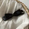 Presilha Banana com Laço de Fita Off-White para Menina, Prendedor de Cabelo para Rabo de Cavalo ou Meio Preso, Acessório de Cabelo para Mulheres