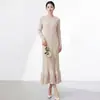 Vestido Miyake con un toque de alta gama, cuello redondo, manga larga, corte ajustado, vestido midi de cola de pez, color liso, favorecedor, impresionante vestido de diseñador