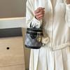 Bolsa Saco Casual Simples para Mulheres 2026 Versão Coreana Nova Tendência Bolsa de Ombro com Corrente Moda de Nicho Bolsa Transversal para Mulheres