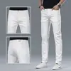 Jeans Blancos de Otoño de Alta Gama para Hombre Hong Kong 2026, Corte Delgado, Pierna Estrecha, de Negocios, Elásticos, Versátiles, Pantalones Blancos Puros Casuales