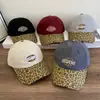 Boné de Baseball Retro Americano com Estampa de Leopardo 2025 para Mulheres Moda de Rua Tendência Personalidade Moda Rosto Magro Menina Popular