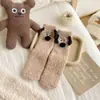 Calcetines de terciopelo de coral bordados de dibujos animados al por mayor lindos perro tridimensional calcetines cálidos para el hogar calcetines de tubo grueso para mujer