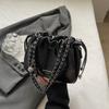 Bolso de Mano Pequeño de Moda y Elegante para Mujer, Nuevo Bolso Cubo de Cadena para Hombro Cruzado de Verano Casual de Tendencia 2026