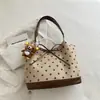Bolsa de mão retrô com bolinhas para mulheres, nova bolsa de ombro casual para o outono/inverno de 2026, grande capacidade, bolsa tote versátil