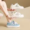 Tenis blancos de malla calada para mujer, nuevo estilo coreano de verano, tenis versátiles deportivos casuales, zapatos de moda urbana para mujer