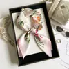 Lenço de Seda Pequeno Floral Estilo Nacional, Lenço Quadrado Pequeno 70X70 Seda Sintética, Versátil para Primavera e Verão, Lenço de Pescoço, Laço de Cabelo, Lenço Decorativo, Atacado