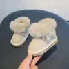 Botas de neve infantis com forro de pelúcia e design espessado, novo modelo de inverno 2026, botas quentes de algodão para meninas, sapatos de algodão da moda para bebês