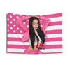 Fundo de Bandeira de Apoio a Celebridade Transfronteiriça com Design Personalizado de Personagem Banner de Fundo Rosa da Bandeira Americana
