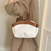Bolsa tote moderna, estilo novo e simples para mulheres, bolsa de mão de outono, grande capacidade, ombro único, nicho, versátil, 2026, estilo para o dia a dia