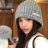 Gorro de Lana Gris Tejido Coreano para Mujer de Invierno Nuevo Multifacético que Muestra la Cara Pequeño Engrosado Circunferencia de la Cabeza Cálido Gorro con Protección para las Orejas
