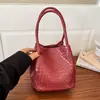 Bolso Casual de Moda Transfronterizo para Mujer 2026 Otoño/Invierno Nuevo Estilo de Gama Alta Versátil Exquisito Bolso de Mano Tipo Cubo