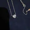 Colar em Formato de Coração para Mulheres, Design de Nicho, Luxo Leve, Sensação de Alto Padrão, Corrente para Clavícula, Corrente de Amor em Formato de Coração, Popular na Europa e América