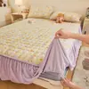 Un juego de tres piezas de colchas de encaje de terciopelo de leche frescas y delicadas, que incluye una falda de cama blanca engrosada para el invierno, una cubierta de cama de cobertura total y un protector de colchón