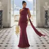 Vestido sereia de um ombro só com gola halter estilo europeu e americano, com design ombro a ombro, franzido lateral, caimento justo, bodycon, adequado para festas e como vestido de madrinha