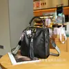Bolsa de hombro cruzada de verano nuevo modelo de piel de oveja negra original hecha a mano estilo universitario retro simple casual mochila