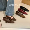 Primer Encuentro Ji Retro Zapatos Mary Jane Rojos Pequeños de Tira Única Tacón Bajo para Mujer Estilo Nuevo de Principios de Otoño con Falda Cuero de Temperamento Nicho