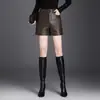 Shorts de couro PU, nova coleção de outono 2026, calça estilosa estilo coreano de cintura alta, afunilada, com pernas largas e caimento solto para mulheres, peça externa elegante, perfeita com botas
