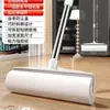 Rolo tira-lintos de cabo longo com folhas adesivas substituíveis, adequado para limpar pelos de gato, poeira e cabelos de camas e pisos