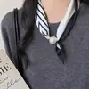 Collar con Bufanda Cuadrada de Seda Perla de Anacardo Cola de Golondrina para Mujer 2026 Nuevo Estilo Popular Bufanda Cuadrada de Gama Alta Bufanda de Cuello Versátil de Moda