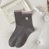 Calcetines decorativos grises y rosas de otoño e invierno para mujer, calcetines lindos de media pantorrilla para niñas, estilo coreano con lazo y rayas