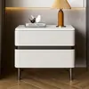 Mesita de noche de madera maciza con un toque de lujo, nuevo modelo 2026, adecuada para uso doméstico, dormitorio principal o habitaciones de hotel, con tapa de losa de roca y gabinete de almacenamiento de cuero de sillín