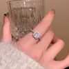 Anillo Pequeño de Circonita Cúbica para Mujer, Estilo de Lujo Ligero Nicho de Gama Alta, Diamante Brillante, Anillo de Dedo Índice Versátil Elegante de Moda al por Mayor