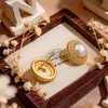 Moda Europea y Americana Elegantes Versátiles Metálicos Arena Dorada Patrón Trenzado Pendientes de Perla para Mujer Nicho Diseño de Lujo Ligero Pendientes