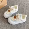 2026 Verano Nuevos Casuales Versátiles para Mujer Primavera y Otoño Suela Gruesa que Aumenta la Altura Estilo Coreano Zapatos de Pan Zapatillas Puntera Ancha Zapatos Blancos para Mujer