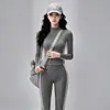 Conjunto de roupa de yoga para uso diário feminino: cardigã curto acinturado com listras laterais e calça flare de alta elasticidade para fitness, conjunto de duas peças