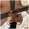 2026 Nova Bolsa de Axila Fosca Estampada de Leopardo Feminina Retrô de Nicho com Pingente Fofo Versátil Bolsa Pequena