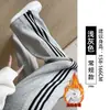 Calça de moletom feminina cinza, novo estilo outono/inverno 2026, casual, corte solto, perna afunilada, três listras, forro interno de fleece, estilo americano
