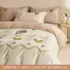 Conjunto de quatro peças de algodão 100%, grau A, escovado, para mães e bebês, incluindo uma toalha 100% algodão, lençol com bordado, capa de edredom e lençol de elástico feitos de algodão de fibra longa