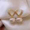 Pendientes de lujo con hebilla de perla dorada y luz, 2024, nuevos y atractivos, elegantes y de alta gama, para mujer, pendientes únicos.