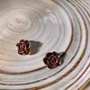 Rosa Roja de Ensueño ~ Aretes de Tuerca de Flor de Camelia Tridimensional para Mujer Estilo Hong Kong Elegantes de Alta Gama Joyería para la Oreja