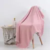 Toalla de baño de tejido de punto por urdimbre de forro polar coral engrosada suave absorbente toalla de playa a rayas estilo pareja venta al por mayor de fábrica toalla de baño para el hogar