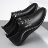 Zapatos casuales de cuero suave para hombre al por mayor, suela suave, cómodos, combinan con todo, slip-on, mocasines ligeros, zapatos tipo frijol de moda