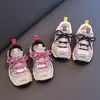 Sapatos versáteis para meninas para primavera e outono de 2026, novos tênis esportivos infantis, tênis atléticos de sola macia para meninas, tênis de corrida da moda para crianças mais velhas