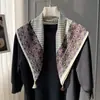 Lenço quadrado popular, de alta qualidade, com toque de seda, macio e elegante, com franjas, perfeito para mulheres de escritório estilosas; um cachecol versátil para o trajeto