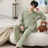 Pijama de imitación de algodón para hombre, conjunto de primavera y otoño de manga larga y pantalón largo, estampado de rayas verdes con bordado de dibujos animados, cárdigan con cuello de solapa, ropa de casa para hombre