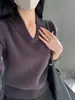 Suéter Sencillo de Manga Larga con Cuello en V Color Beige Estilo Retro Americano para Mujer, Tejido de Capa Interior, Invierno 6822, Nueva Moda Otoño e Invierno para Mujer