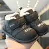 Botas de nieve para niños con forro polar, nuevo estilo invierno 2026, suela suave, duraderas, zapatos de algodón para niñas, engrosados, diseño simple, botas de algodón para niños