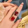 Anillo de Moda Abierto de Color Fucsia con Forma de Huevo de Paloma y Circonita para Mujer