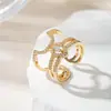 Anillo de Luz de Zirconia Incrustada en Oro Real Chapado en Cobre Transfronterizo Europeo y Americano Lujo Ligero Sensación de Alta Gama Anillo para el Dedo Joyería de Mano Versátil Fabricante Venta al por Mayor en Stock