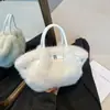Bolsas de Pelúcia Portáteis para Revenda para Mulheres, Bolsas de Ombro Plissadas Peludas da Moda, Bolsas Saco da Moda, Bolsas de Pelúcia Transversais Tendência