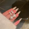 Pendientes Dorados de Lujo Ligero Vintage de Alta Gama para Mujer 2026 Nuevo Estilo Pendientes de Perla con Agujas de Plata Diseño de Nicho Accesorios Metálicos para Orejas
