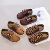 Sapatos Birkenstock Retrô para Meninas 2026 Novo Outono Tira Dupla de Fivela Sapatilhas Mary Jane Planas Sapatos Pequenos de Couro Marrom Slip-ons Infantis